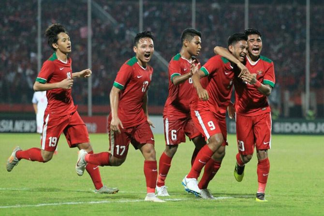 Selebrasi para pemain Timnas U-19 Indonesia usai menang 1-0 atas Vietnam, Sabtu (7/7) malam WIB - Image