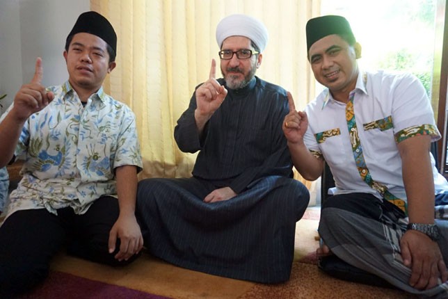 Rektor Universitas Ahmad Kaftaro Damascus, Syaikh Muhammad Syarif As Showaf saat mengunjungi Posko Santri Gayeng milik paslon Pilgub Jateng Ganjar Pranowo-Taj Yasin. - Image