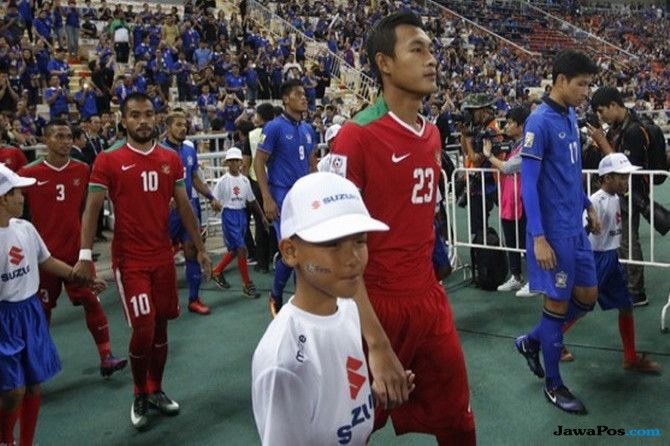 Hansamu Yama (nomor 23) saat membela Timnas Indonesia. Dia segera diresmikan sebagai pemain Persebaya - Image