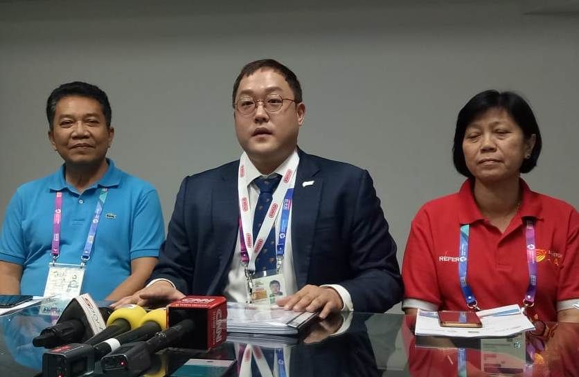 Sekjen PBSI Achmad Budiharto (paling kiri) dan dua perwakilan Badminton Asia Confederation - Image