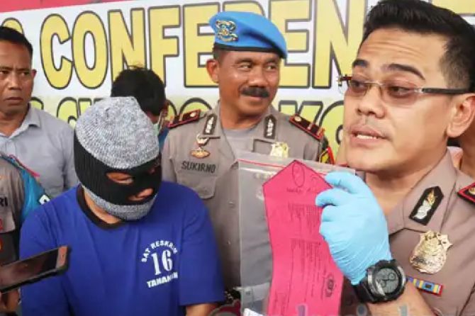Kapolres Cirebon Kota AKBP Roland Ronaldy menjelaskan modus operandi yang biasa dijalankan Mak Egi (baju tahanan) dalam menjual 25 anak buahnya kepada para pemesan. - Image