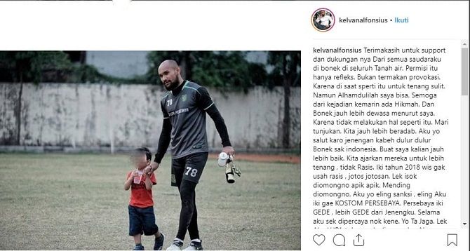 Kiper Persebaya Alfonsius Kelvan menumpahkan perasaannya saat diprovokasi dirigen Aremania Yuli Sumpil. - Image