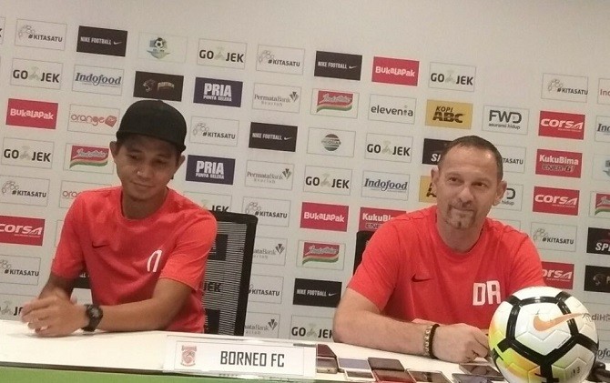 Abdul Rahman (kiri) sebut Persebaya lengah sehingga gagal meraih kemenangan - Image