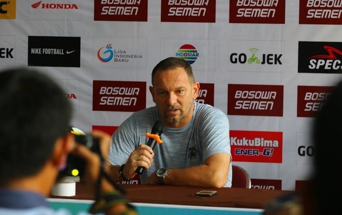 Dejan Antonic justru memberikan ucapan selamat kepada wasit yang memimpin laga PSM kontra Borneo FC - Image