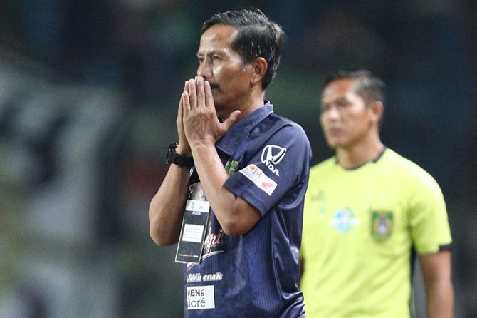 Djanur merasa lega akhirnya meraih kemenangan pertama bersama Persebaya sebagai pelatih - Image
