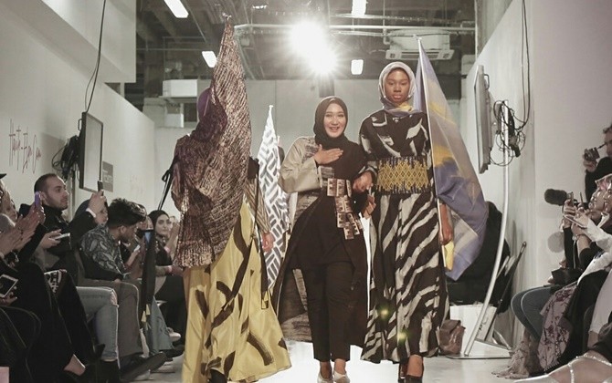 Desainer Dian Pelangi beraksi di London Modest Fashion Week 2018 - Image