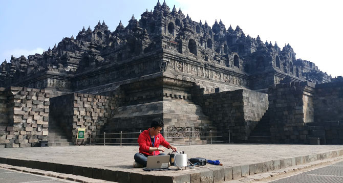 PENELITIAN: Mahasiswa dari UGM melakukan upaya pelestarian Candi Borobudur dengan meneliti kerentanan bangunan candi terhadap gempa. - Image