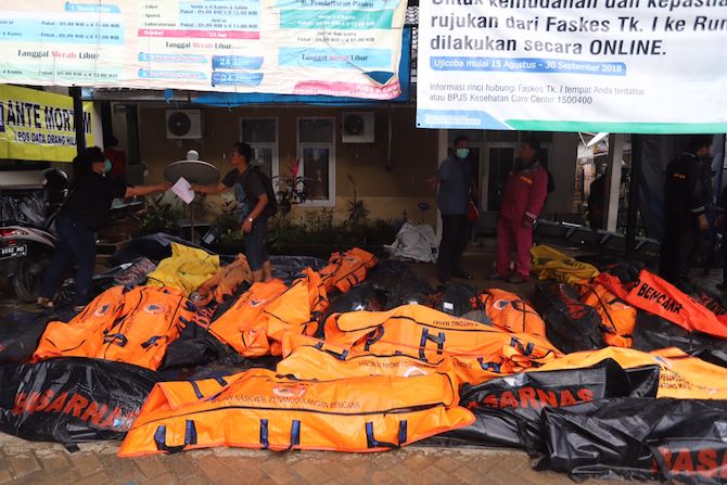 Evakuasi korban tsunami anyer yang menurut data sementara BNPB hingga pukul 16.00 WIB. Tercatat 222 orang tewas. - Image