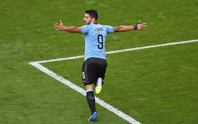 Luis Suarez merayakan golnya ke gawang Rusia, Senin (25/6) malam. - Image