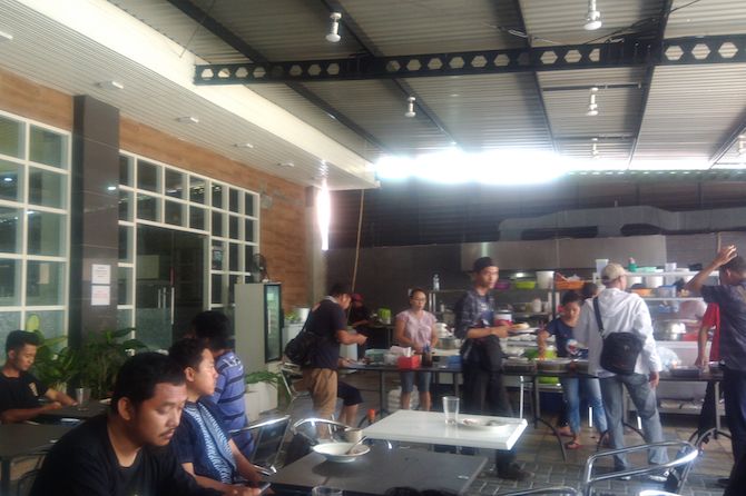 Suasana Rumah Makan Depot 88 di Palu, yang omzet per harunya bisa mencapi Rp 35 juta. - Image