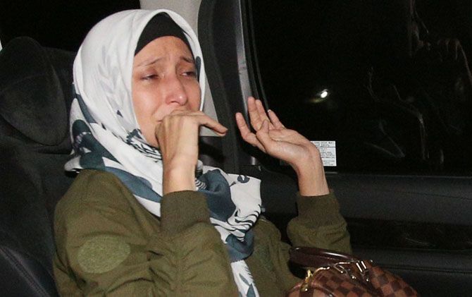 Inneke Koesherawati usai menjalani pemeriksa terkait kasus suap kasus yang melilit suaminya di kantor KPK Jakarta, Sabtu (21/7) malam - Image
