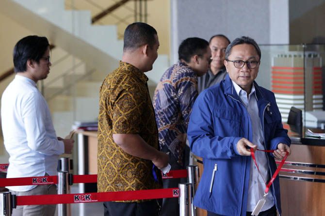Ketua Umum PAN, Zulkifli Hasan ketika memenuhi panggilan KPK, Selasa (18/9). - Image