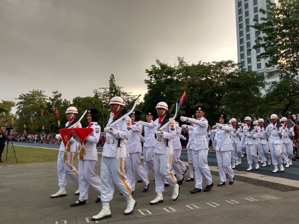 Upacara penurunan bendera pusaka merah putih atau gelar senja Pemerintah Pemprov Jawa Barat di Lapangan Gasibu, Bandung, Jumat (17/8). - Image