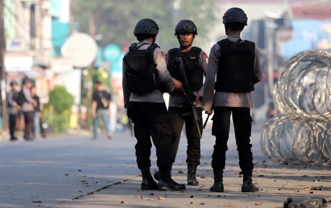 Pasukan Brimob saat menjaga napi terorisme di Mako Brimob, Kelapa Dua, Depok, Jawa Barat, Kamis (10/5). - Image