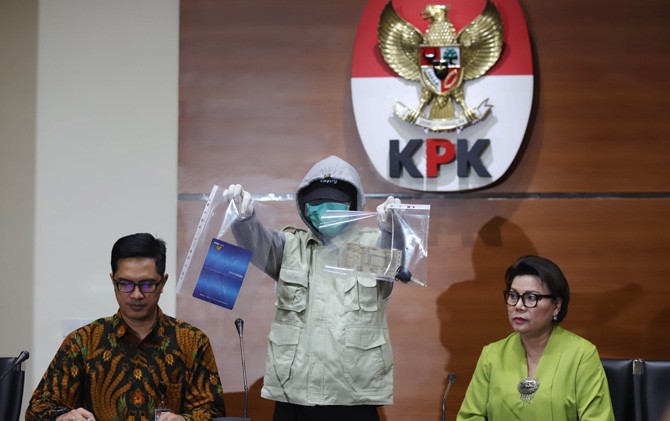 Penyidik KPK memperlihatkan barang bukti uang suap hasil operasi tangkap tangan (OTT) Wali Kota Kendari, Kamis (1/2) - Image