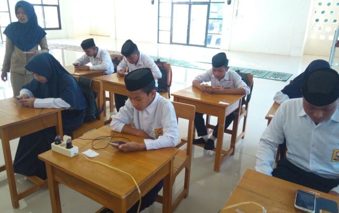 Anak Madrasah melakukan USBN dengan Android. (dok. Kementerian Agama for jawapos.com) - Image
