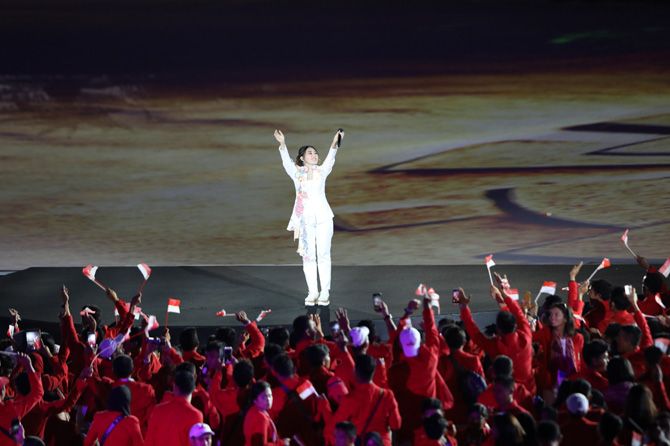 Via Vallen membuat Presiden Jokowi bergoyang dengan lagu - Image