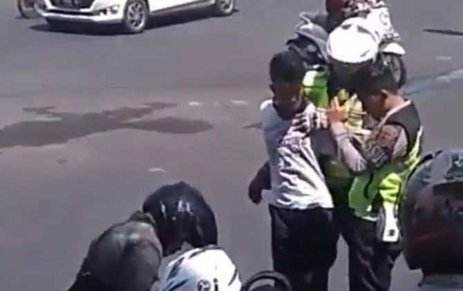 Pengendara motor berinisial AB saat ditangkap polisi - Image