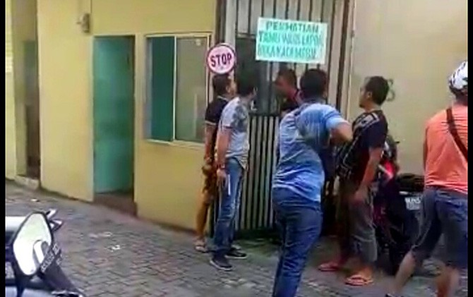 Potongan video sekelompok orang tenteng pistol kerumuni Satpam di Kota Medan. - Image