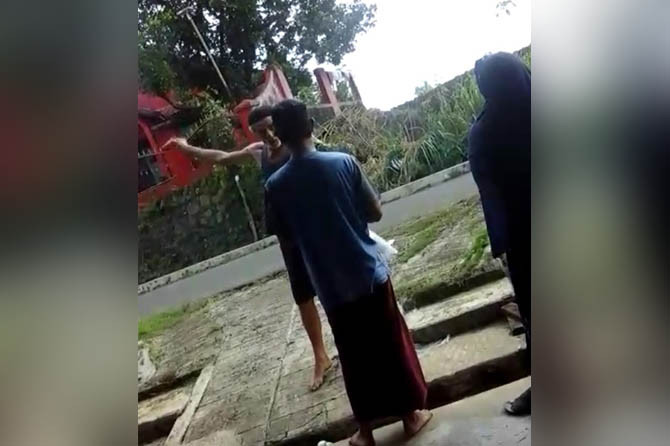 Cuplikan seorang bule (celana pendek) marah-marah ketika mendengar selawatan di sebuah musala di Ciampea Bogor, Jawa Barat. - Image