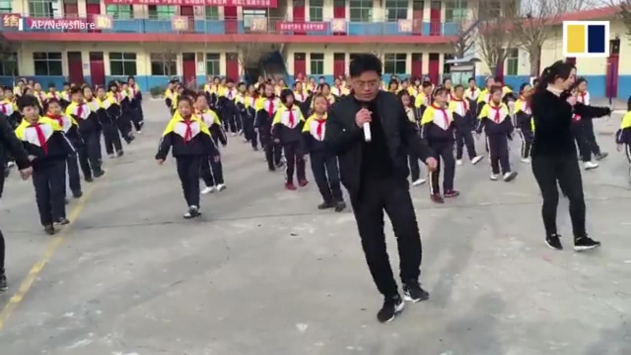 Ide ini muncul dari kepala sekolah tersebut Zhang Pengfei. Dia sendiri yang mempelajari tari shuffle. Lalu ia mengajarkan kepada murid-muridnya - Image