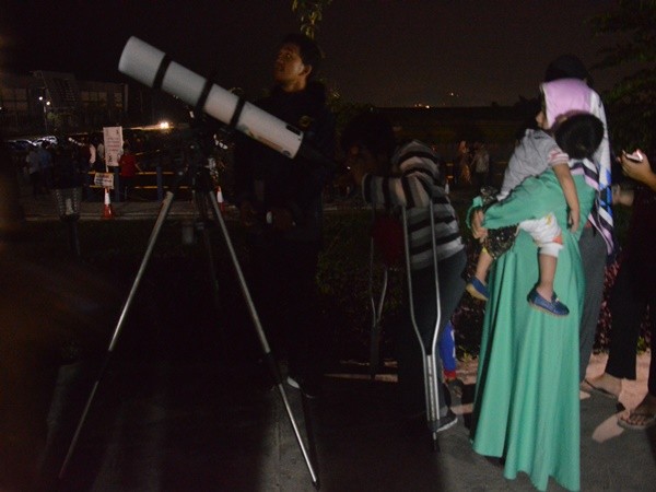 Salah satu pengunjung mengamati gerhana bulan super blue blood moon di Itera, Rabu (31/1). - Image