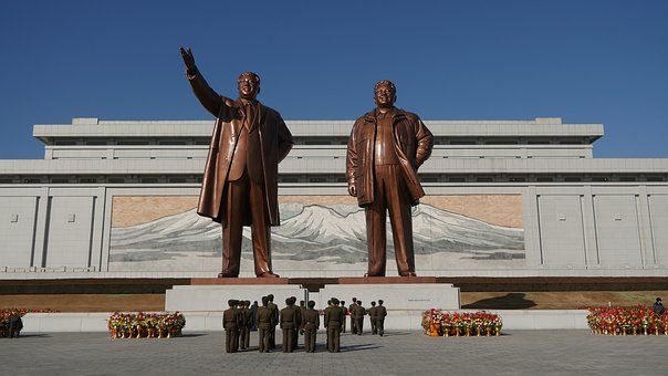Warga Korea Utara (Korut) memperingati tujuh tahun wafatnya Pemimpin Tertinggi Korut sebelumnya, Kim Jong Il pada hari ini (Senin, 17/12) - Image