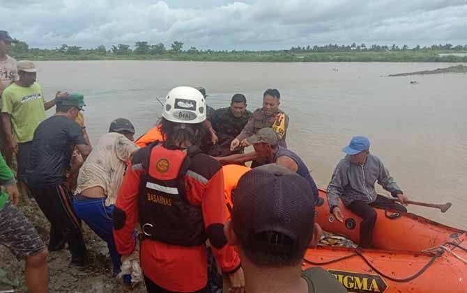 Basarnas mengevakuasi korban banjir di Dusun Kalukue, Desa Tamangap, Kecamatan Marang, Pangkep, Sulsel, Rabu (23/1). - Image