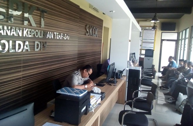 Warga penolak lahan bandara melaporkan manajer proyek pembangunan, Sujiastono ke Mapolda DIJ, Jumat (20/4). - Image