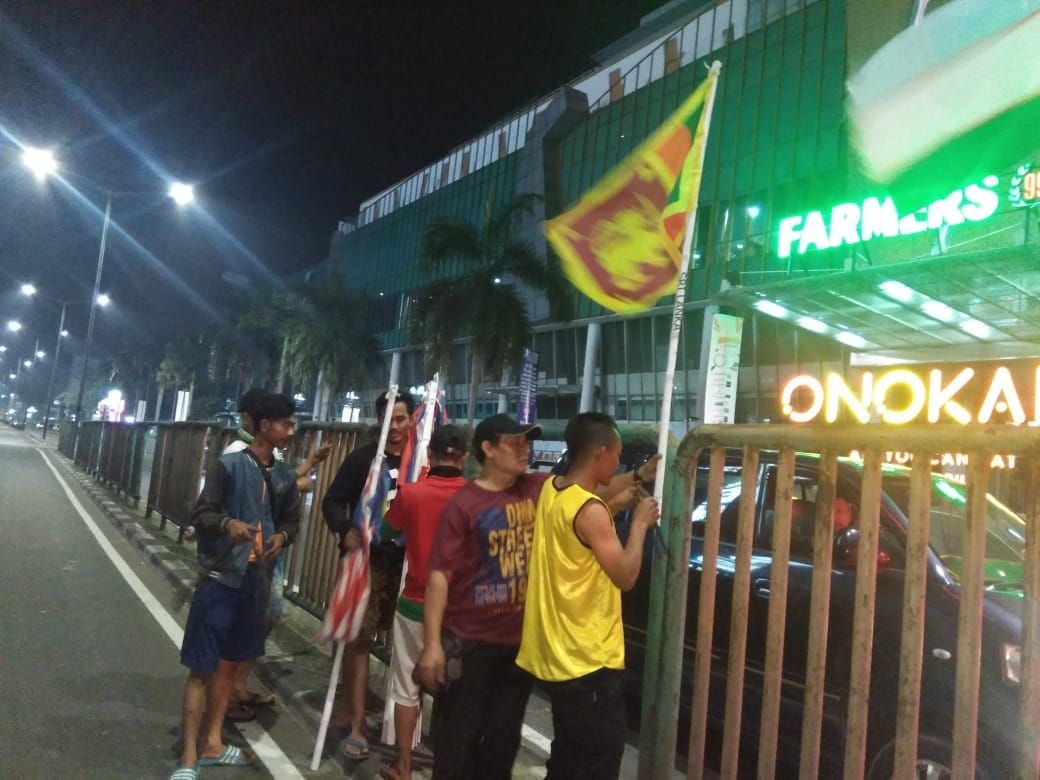 Warga Penjaringan, Jakarta Utara bergotong royong mendirikan bendera negara-negara Peserta Asian Games 2018. - Image