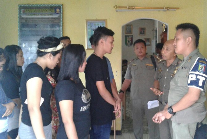 Satpol PP Kabupaten Pringsewu merazia pasangan yang diduga kumpul kebo di Pringsewi Selasa (13/3). - Image
