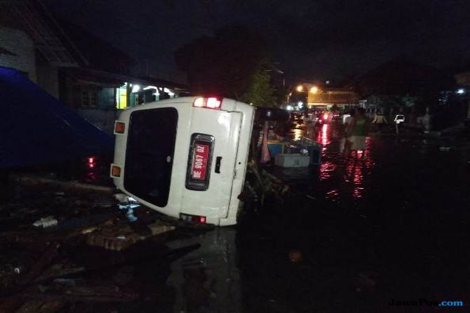 Gelombang tsunami menerjang Selat Sunda. Kondisi jalanan setelah diterjang tsunami, Sabtu malam (22/12). - Image