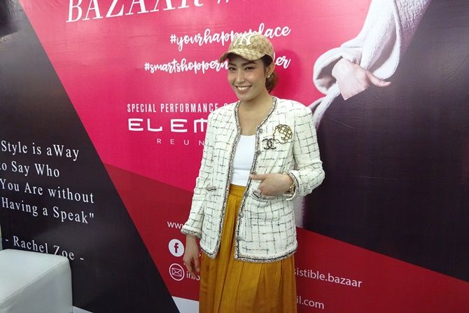 Ayu Dewi saat menghadiri Irresistible Bazaar di Grand Indonesia bercerita soal barang branded yang dimilikinya. - Image