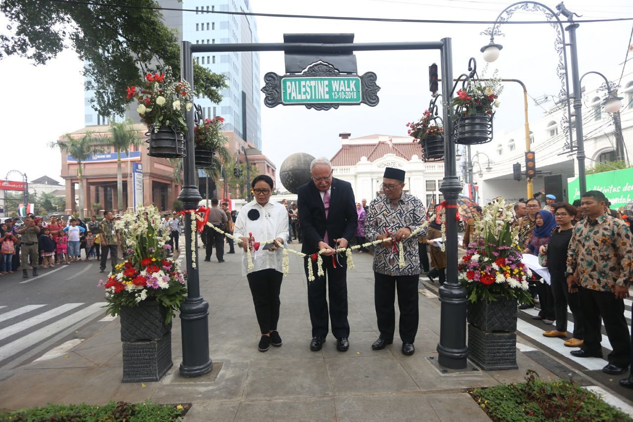 Menteri Luar Negeri RI, Retno Marsudi dan Wali Kota Bandung Oded M Danial resmikan Jalan Palestina - Image