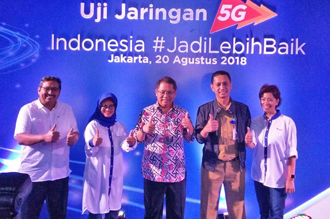 Menkominfo Rudiantara (tengah) bersama Presiden Direktur XL Axiata (kedua kiri) dan Kepala Jakarta Smart City Setiaji (kedua kanan) di acara konferensi pers uji coba 5G XL Axiata di Jakarta, Senin (20/8). - Image