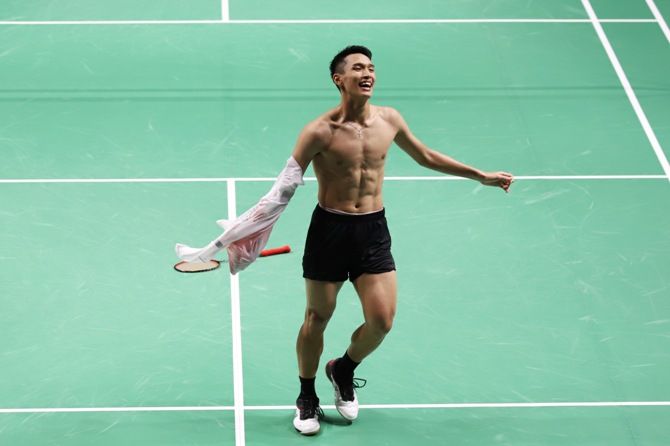 Momen Jonatan Christie membuka bajunya usai menjuarai Asian Games 2018 bisa dibilang merupakan salah satu kejadian yang tak terlupakan di tahun 2018. - Image