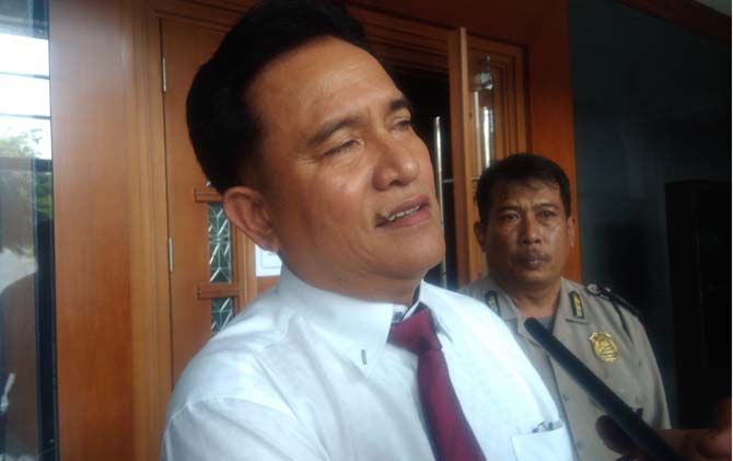 Yusril Ihza Mahendra saat diwawancara awak media - Image