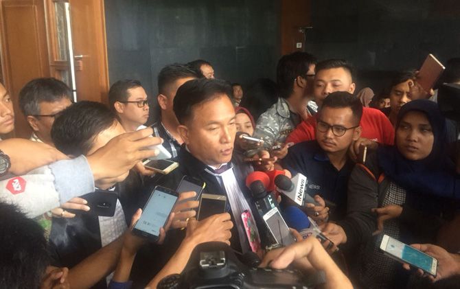 Yusril Ihza Mahendra saat diwawancara awak media - Image