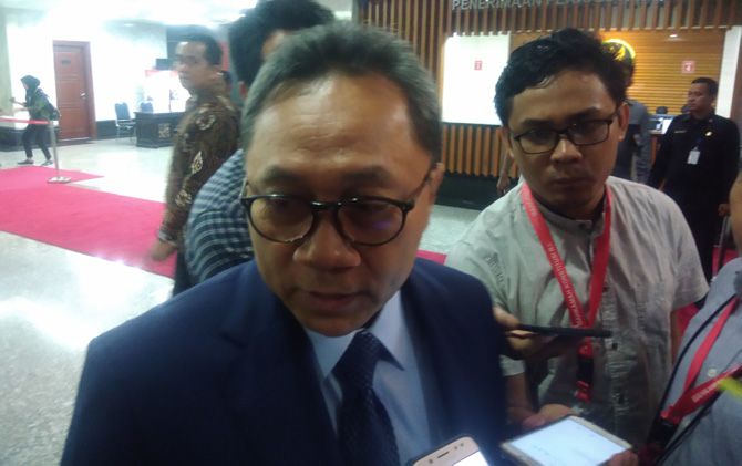 Ketua MPR Zulkifli Hasan saat diwawancarai awak media di gedung MK beberapa waktu lalu - Image