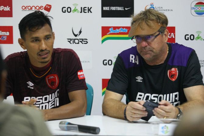 Robert Alberts membantah bahwa Zulkifli Syukur akan bergabung dengan Persija - Image