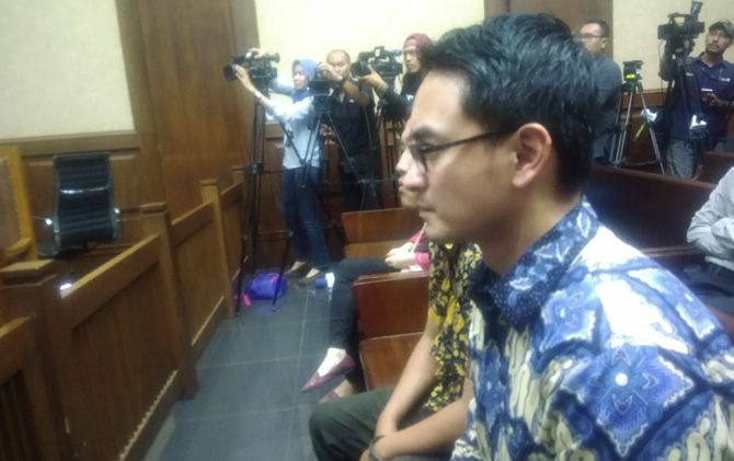ZUMI ZOLA: Zumi Zola saat akan t sidang tuntutan perkara yang melilitnya di PN Tipikor Jakarta, Kamis (8/11) - Image
