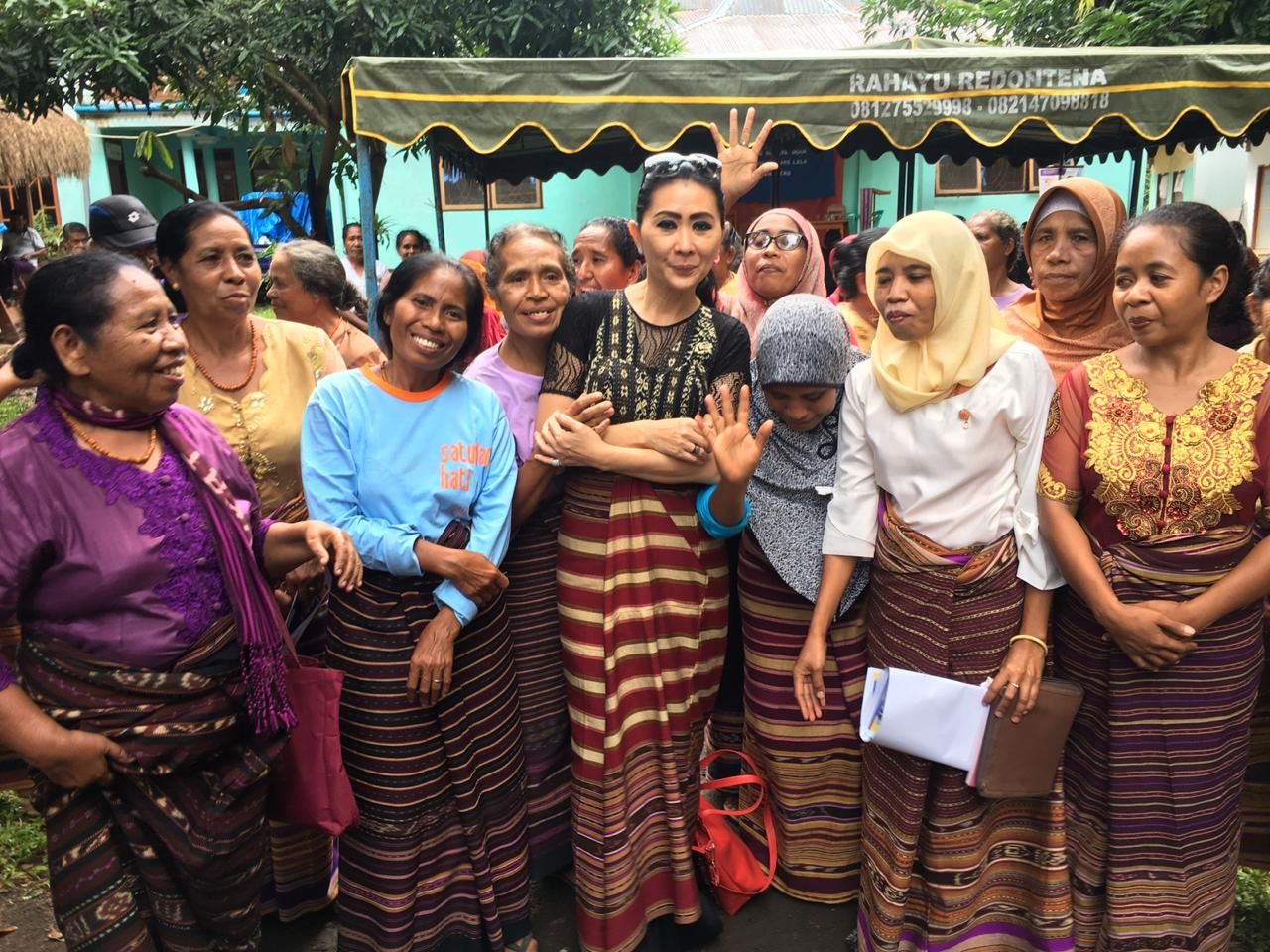 Ketua Dekranasda NTT Julie Sutrisno Laiskodat (tengah) berfoto bersama kaum ibu penenun di Kampung Penenun Adonara, Flores Timur, NTT. - Image