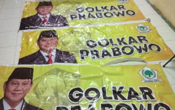 ILUSTRASI: Spanduk bertuliskan Golkar Prabowo di wilayah Pekanbaru, sudah diturunkan sejak Minggu (10/2). (Istimewa) - Image