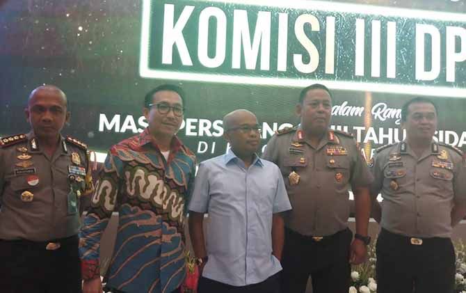 Ketua Komisi III DPR RI Desmond Junaidi (tengah) saat berkunjung ke Mapolda Jatim, Surabaya, Senin (18/2). - Image