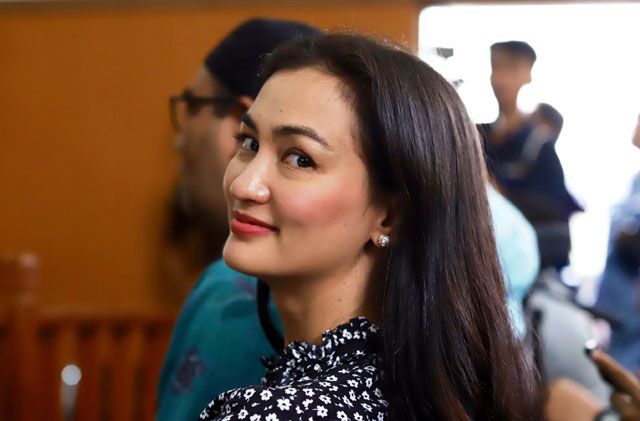 Atiqah Hasiholan katakan ibunya, Ratna Sarumpaet tidak sedih meskipun menghadapi sidang perdana, pada Kamis (28/2). - Image