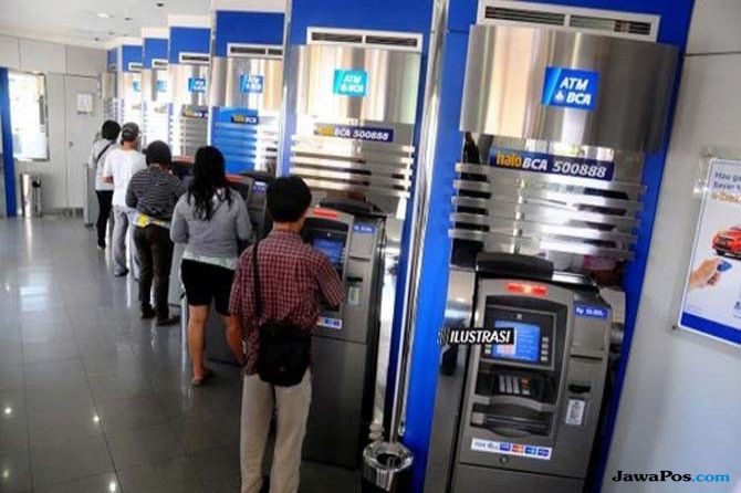 Ilustrasi nasabah BCA memanfaatkan transaksi lewat ATM - Image