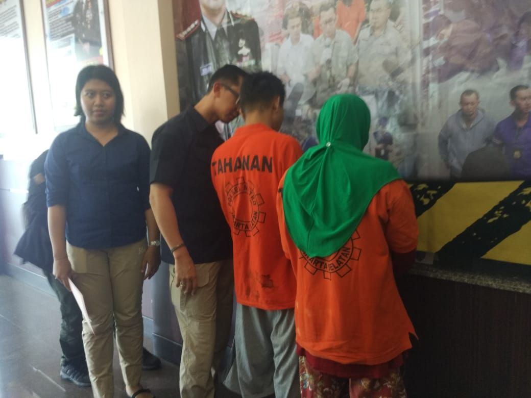 Pasutri bernama Rahmat Taufik, 43 dan Mirra, 39 diringkus polisi karena melakukan perbuatan pencabulan pada anaknya, KN, 17 di rumahnya, Jalan Tan Malaka, Pancoran, Jakarta Selatan. - Image