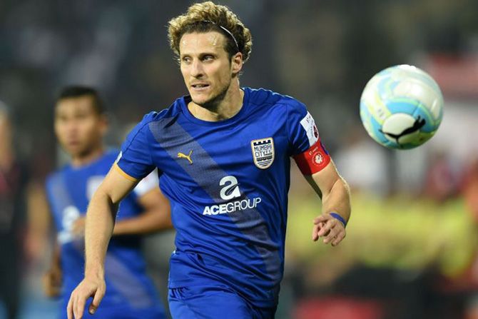 Diego Forlan masih terus diburu Kalteng Putra. - Image