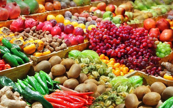 Konsumsi sayur dan buah bisa mencegah melasma. Sebab, sayur dan buah kaya antioksidan yang mampu mencegah bahaya dari paparan sinar UV. - Image