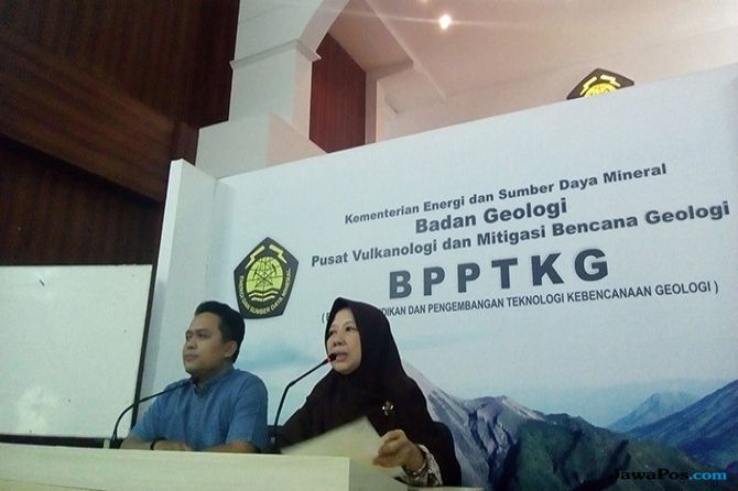 MAGMATIS: Kepala BPPTKG Jogjakarta Hanik Humaida menjelaskan perkenmbangan letusan Gunung Merapi, baru-baru ini. - Image